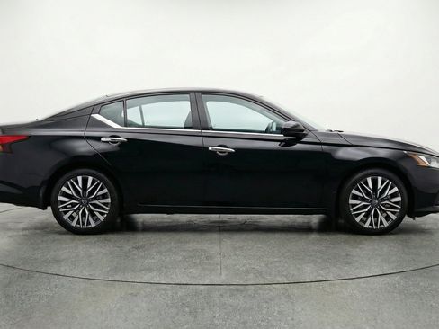 Used 2025 Nissan Altima 2.5 SV FWD image 11