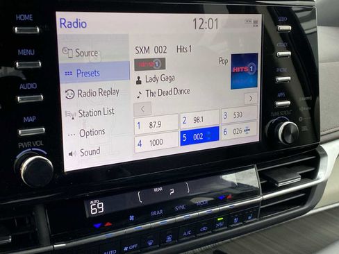 Used 2022 Toyota Sienna Platinum image 29