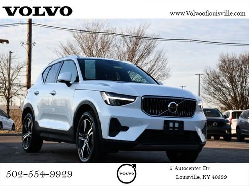 Certified 2025 Volvo XC40 B5 Core image 1