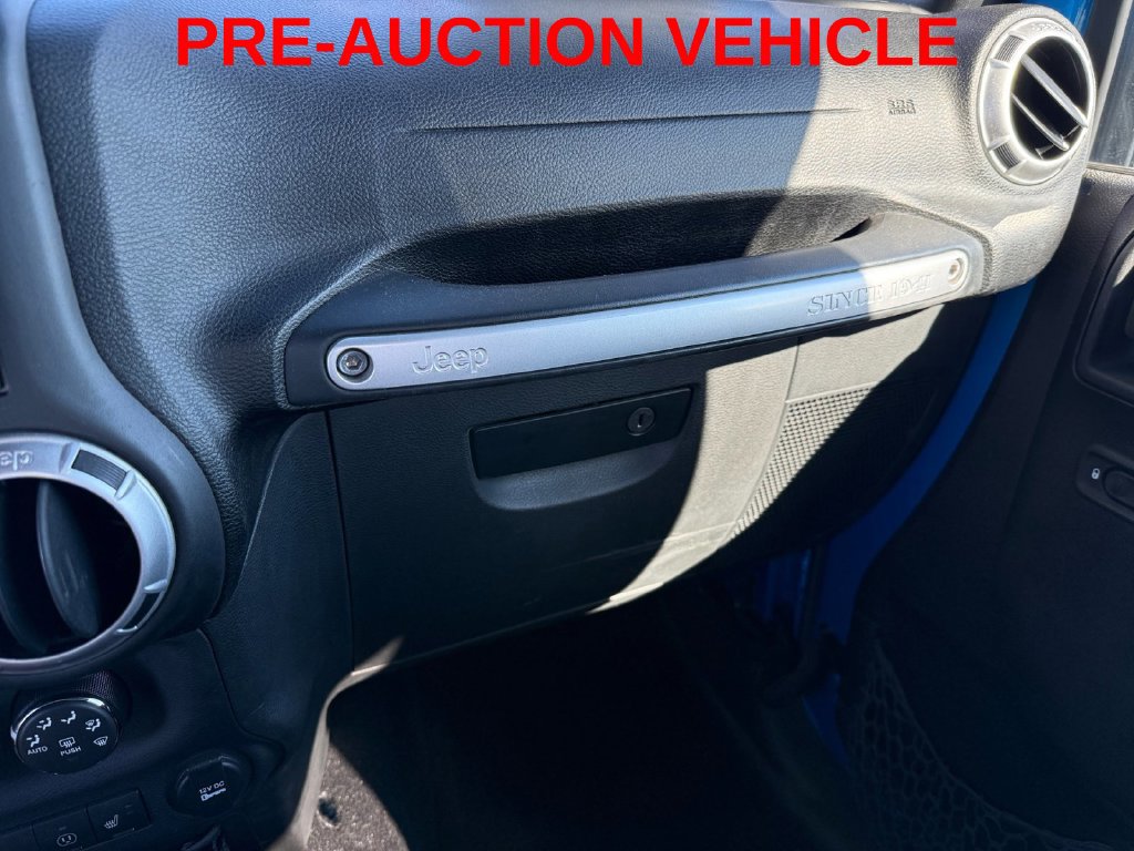 Used 2015 Jeep Wrangler Unlimited Sahara w/ Connectivity Group AWD/4WD image 26