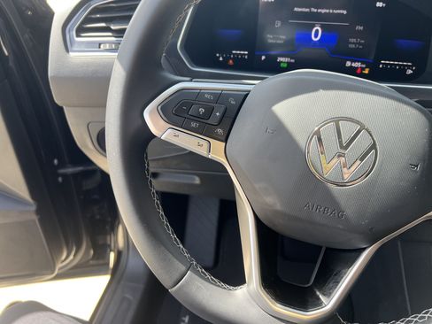 Certified 2022 Volkswagen Tiguan SE FWD image 16
