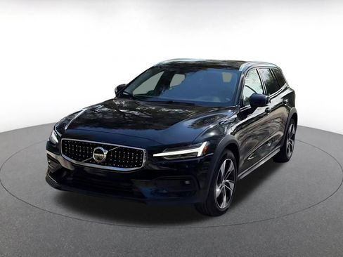 Used 2025 Volvo V60 B5 Cross Country Plus image 7