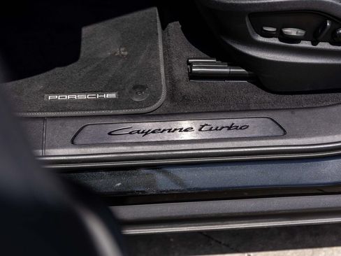 Used 2025 Porsche Cayenne Turbo AWD/4WD image 19