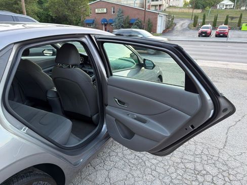 Used 2021 Hyundai Elantra SEL w/ Convenience Package FWD image 16