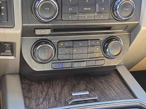 Used 2018 Ford F250 Lariat w/ Lariat Ultimate Package AWD/4WD image 28