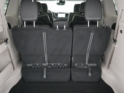 Used 2024 Chrysler Pacifica Limited image 12