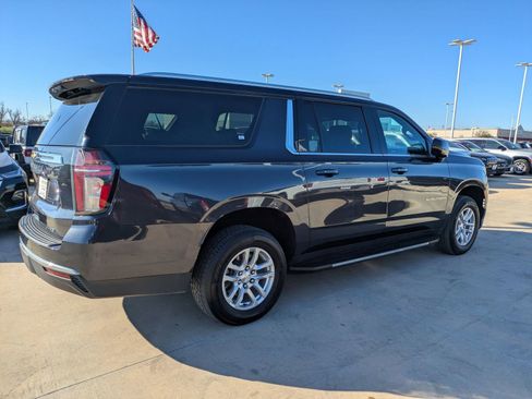 Used 2023 Chevrolet Suburban LT image 2