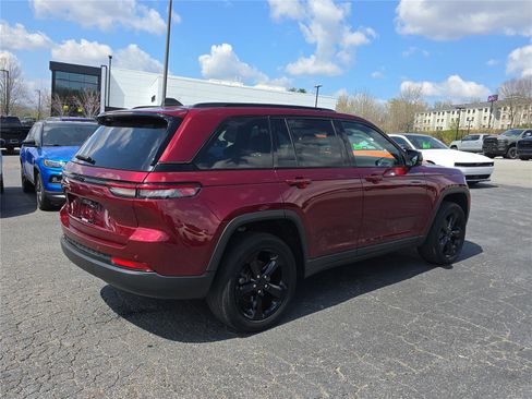 Used 2023 Jeep Grand Cherokee Altitude image 3