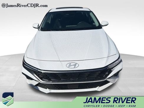 Used 2025 Hyundai Elantra SEL image 3
