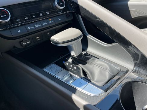 Used 2025 Hyundai Elantra SEL image 41