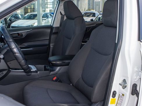 Used 2022 Toyota RAV4 LE image 16