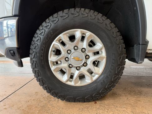 Used 2024 Chevrolet Silverado 2500 LTZ AWD/4WD image 8