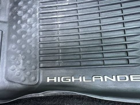 Used 2021 Toyota Highlander XLE AWD/4WD image 34