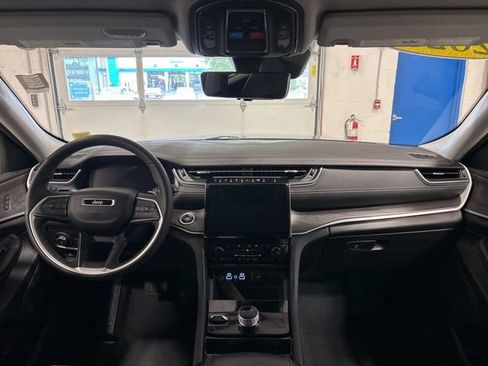 Used 2023 Jeep Grand Cherokee Limited w/ Luxury Tech Group II AWD/4WD image 16