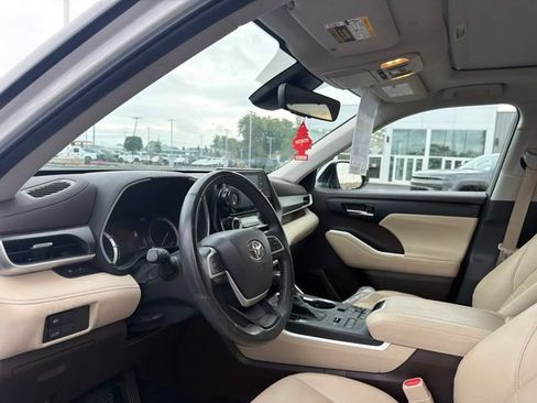 Used 2022 Toyota Highlander XLE AWD/4WD image 15