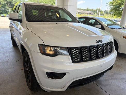 Used 2017 Jeep Grand Cherokee Altitude RWD image 4