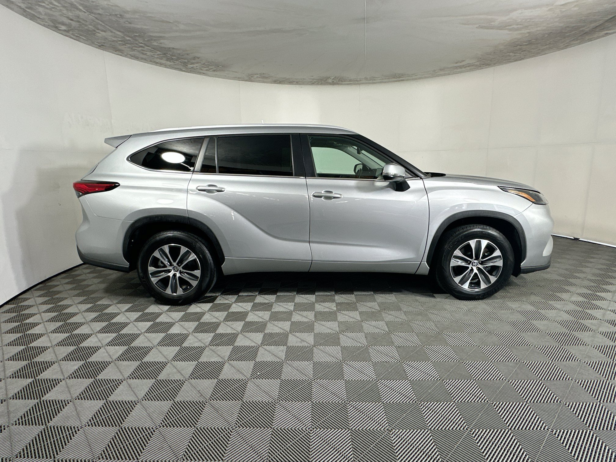 Used 2023 Toyota Highlander XLE FWD image 2