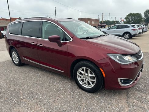 Used 2020 Chrysler Pacifica Touring-L FWD image 8