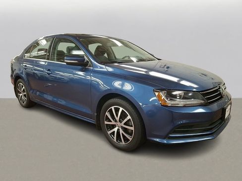 Used 2017 Volkswagen Jetta SE image 3