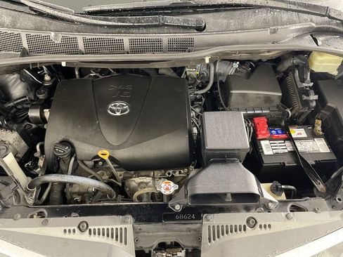 Used 2018 Toyota Sienna XLE image 19