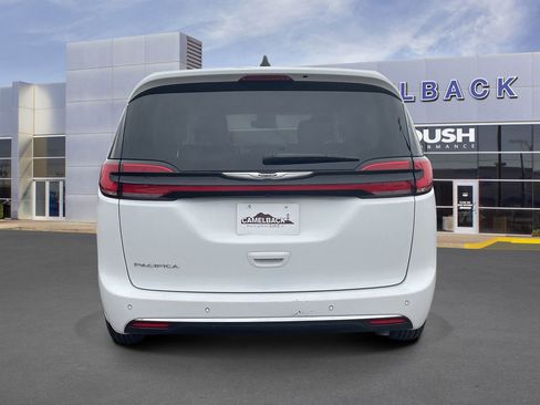 Used 2024 Chrysler Pacifica Touring-L FWD image 5