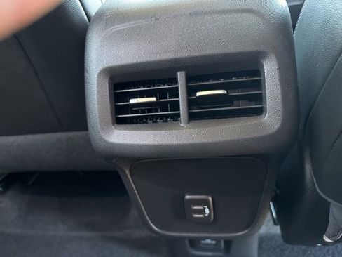 Used 2024 GMC Terrain SLT image 17