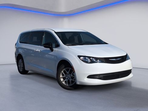 Used 2025 Chrysler Voyager LX image 2