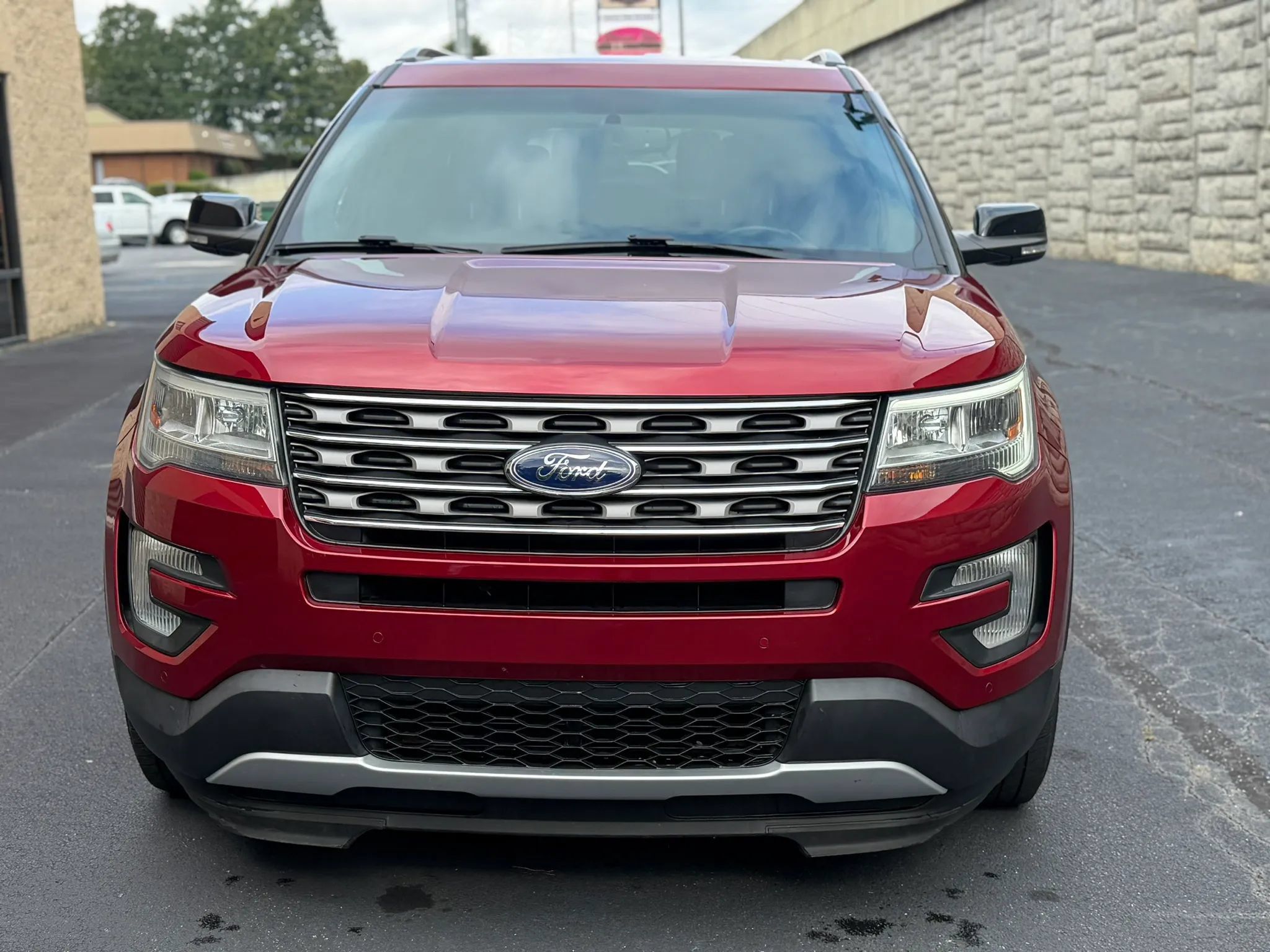 Used 2017 Ford Explorer XLT w/ Equipment Group 202A FWD image 4