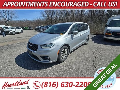 Used 2022 Chrysler Pacifica Touring-L image 1