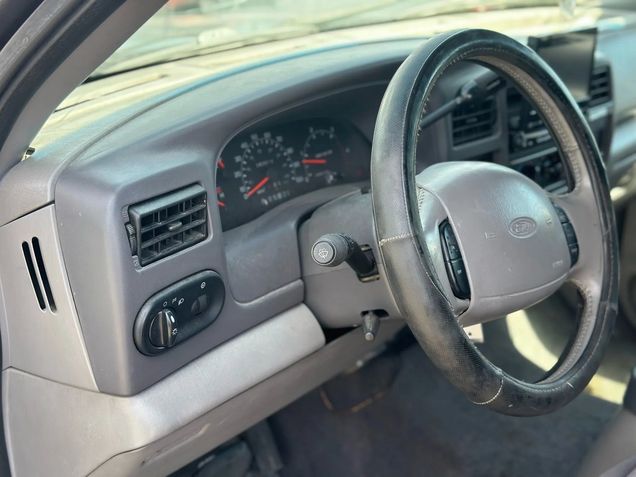 Used 2001 Ford Excursion XLT AWD/4WD image 9