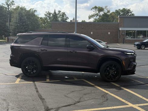Used 2024 Chevrolet Traverse RS w/ LPO, Floor Liner Package AWD/4WD image 10