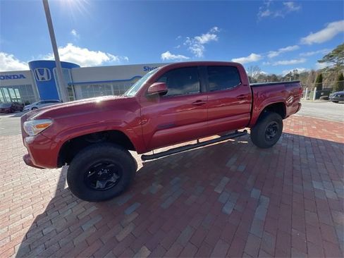 Used 2018 Toyota Tacoma SR image 15