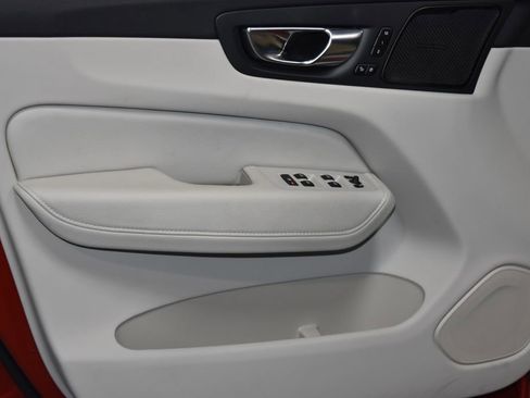 Used 2022 Volvo XC60 B5 Momentum image 4