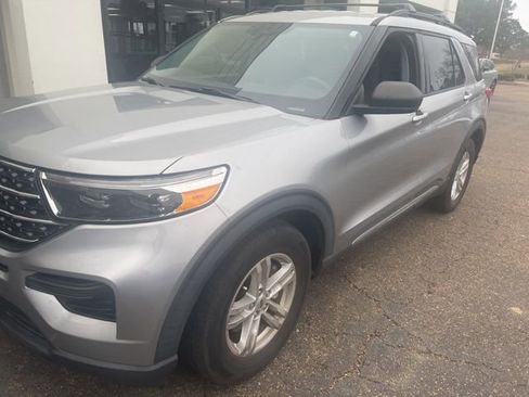 Used 2021 Ford Explorer XLT image 2
