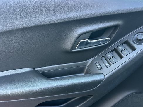 Used 2022 Chevrolet Trax LT w/ LT Convenience Package image 11