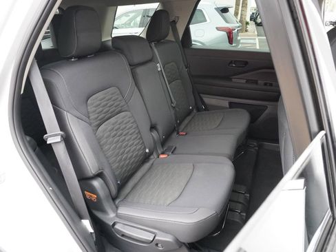 Used 2025 Nissan Pathfinder S image 9