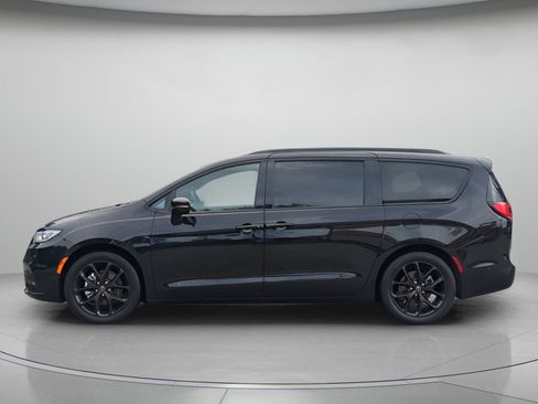 Used 2025 Chrysler Pacifica Limited FWD image 43