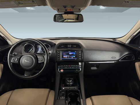 Used 2018 Jaguar F-PACE Premium image 14