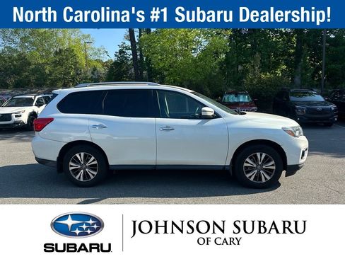Used 2017 Nissan Pathfinder SV AWD/4WD image 3