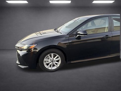 Used 2025 Toyota Camry LE FWD image 30