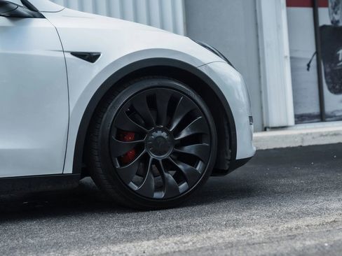 Used 2023 Tesla Model Y Performance image 5