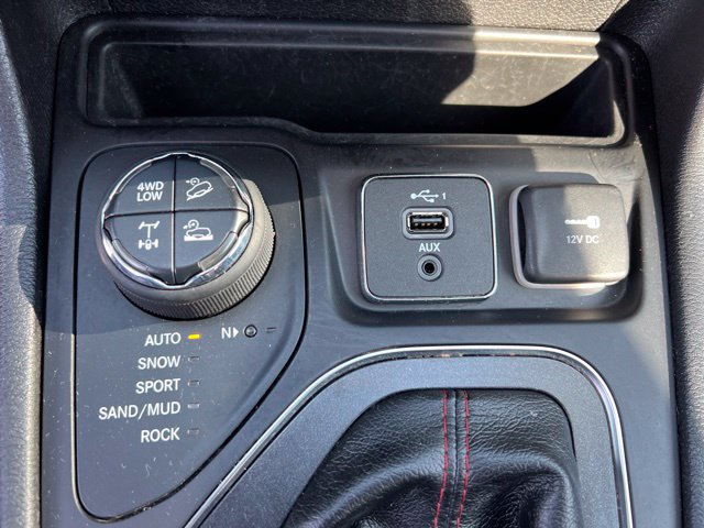 Used 2020 Jeep Cherokee Trailhawk w/ Cold Weather Group AWD/4WD image 28