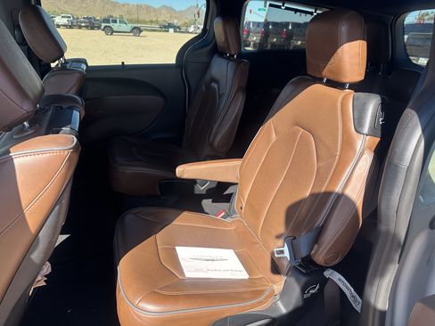Used 2020 Chrysler Pacifica Limited w/ Advanced Safetytec Group FWD image 14