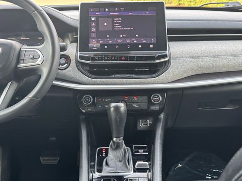 Used 2023 Jeep Compass Latitude image 28