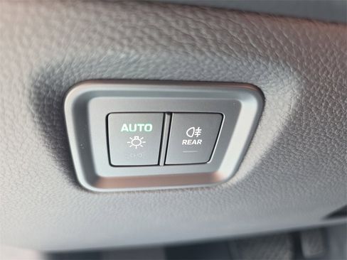 Used 2025 Porsche Cayenne image 38