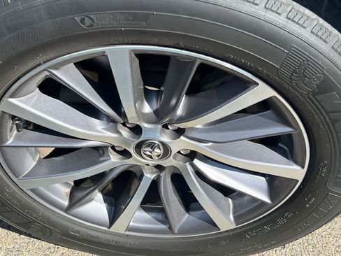 Used 2017 Toyota Highlander XLE w/ Carpet Mat Package image 15