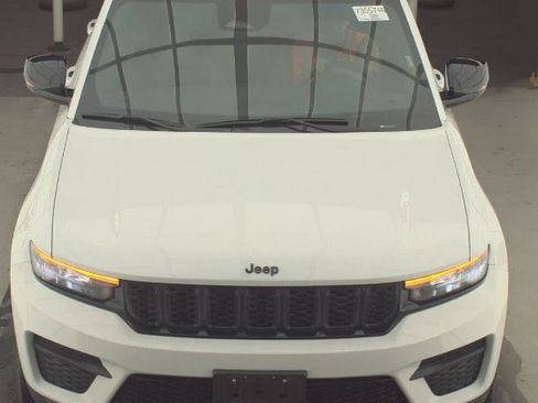 Used 2025 Jeep Grand Cherokee Altitude image 2