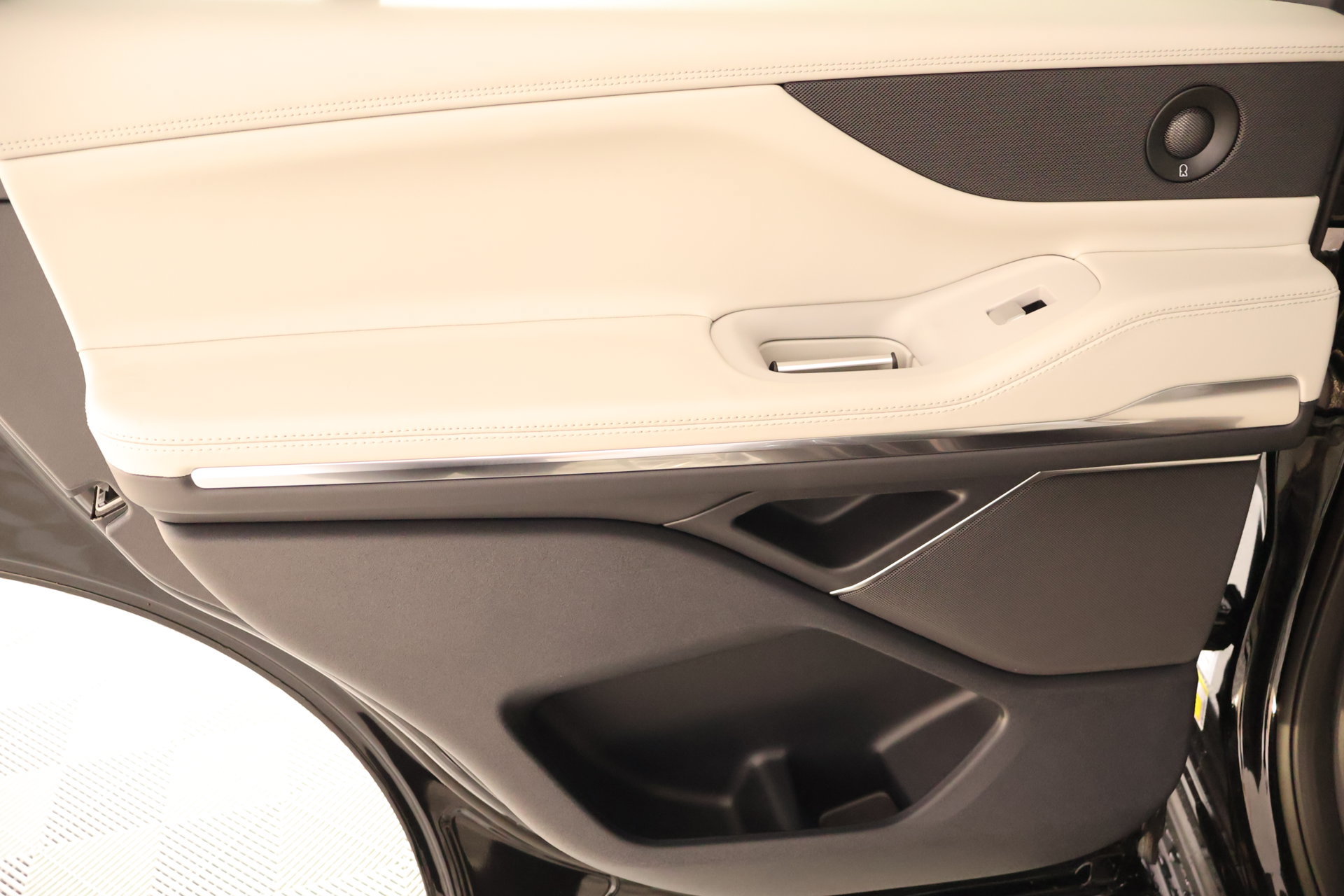 New 2026 Lincoln Navigator Premiere AWD/4WD image 18