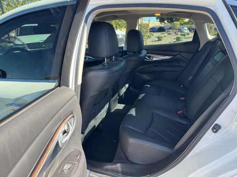 Used 2015 INFINITI Q70 3.7 w/ Deluxe Touring Package image 17