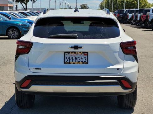 Used 2025 Chevrolet Trax LT w/ Driver Confidence Package FWD image 5